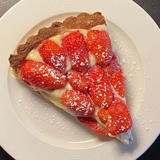 Vive les premi&egrave;res fraises! #hotel#hotelhideaway #hoteldecharme #latable #dessert #happycooking #faitmaison #tarteauxfraises #fraises #fraises🍓 #strawberry #cremepatissiere #photooftheday📷 #photooftheday #gateau #patisserie #alsace #alsacemy
