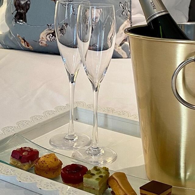 Bon dimanche! En chambre luxe , cr&eacute;mant et mignardises ! Voir notre offre du moment sur www.presdondine.com #hotel#hotelhideaway #hotellife #h&ocirc;tel #hoteldecharme #hotelboutique #chambreluxe#offre #cremant #cremantdalsace #mignardises #we