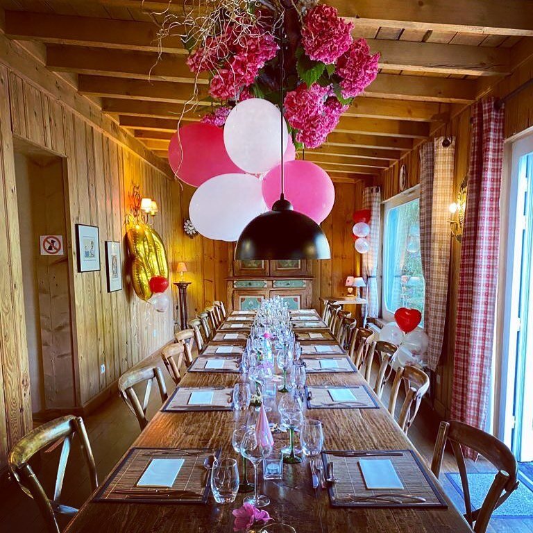 Une belle soir&eacute;e qui s&rsquo;annonce chez @lespresdondine 🎈notre jolie branche de la salle &agrave; manger est garnie de nos hortensias du jardin 👏🏻 #lavieenrose 

#lespresdondine #partynight #weekend #visitalsace #hoteldecharme #decor #cel