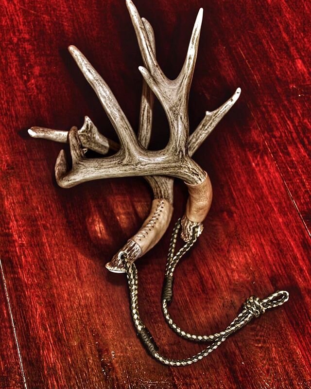 🚨GIVEAWAY🚨 Win a beautiful set of custom rattling horns from @southtexasbangers !  No synthetic product can compete with a set of real antlers when trying to rattle in the big boys.  The hand craftsmanship of a set of South Texas Bangers is a sight