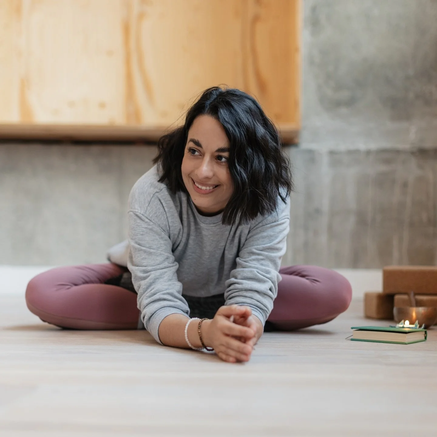 Hello everyone 👋🏼
It feels like the right moment to re-introduce myself.

I&rsquo;m Tawny, a yoga, mindfulness and sound practitioner, and a new mother. Some of you may remember that I briefly returned in May for a month of online classes with @yog