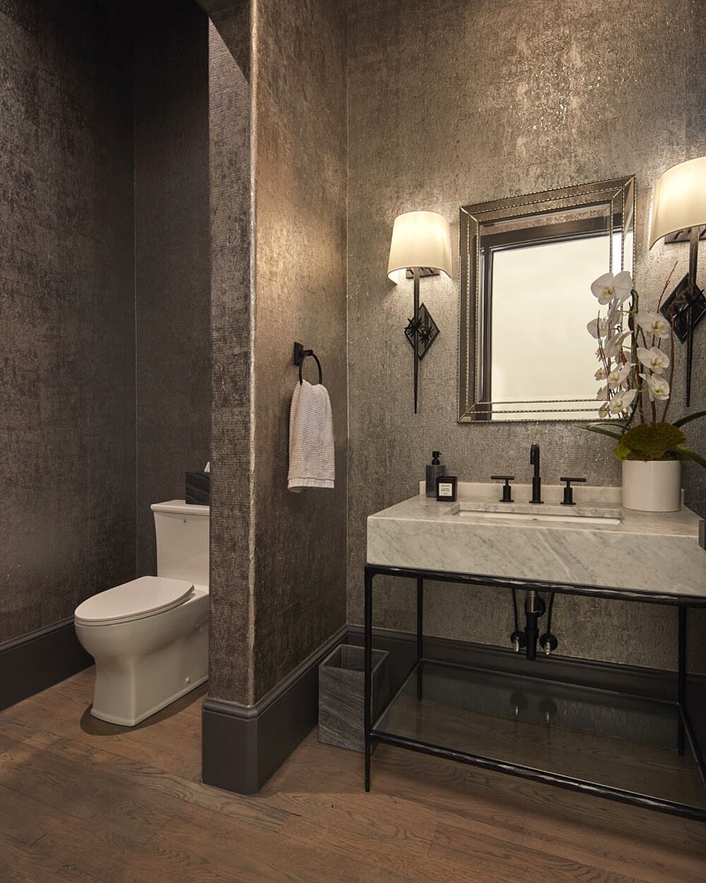 A very metallic powder room to start off your week 🩶
.
.
Designer: @studioentourage 
Builder: @guspounds_homes 
Lighting: @visualcomfort