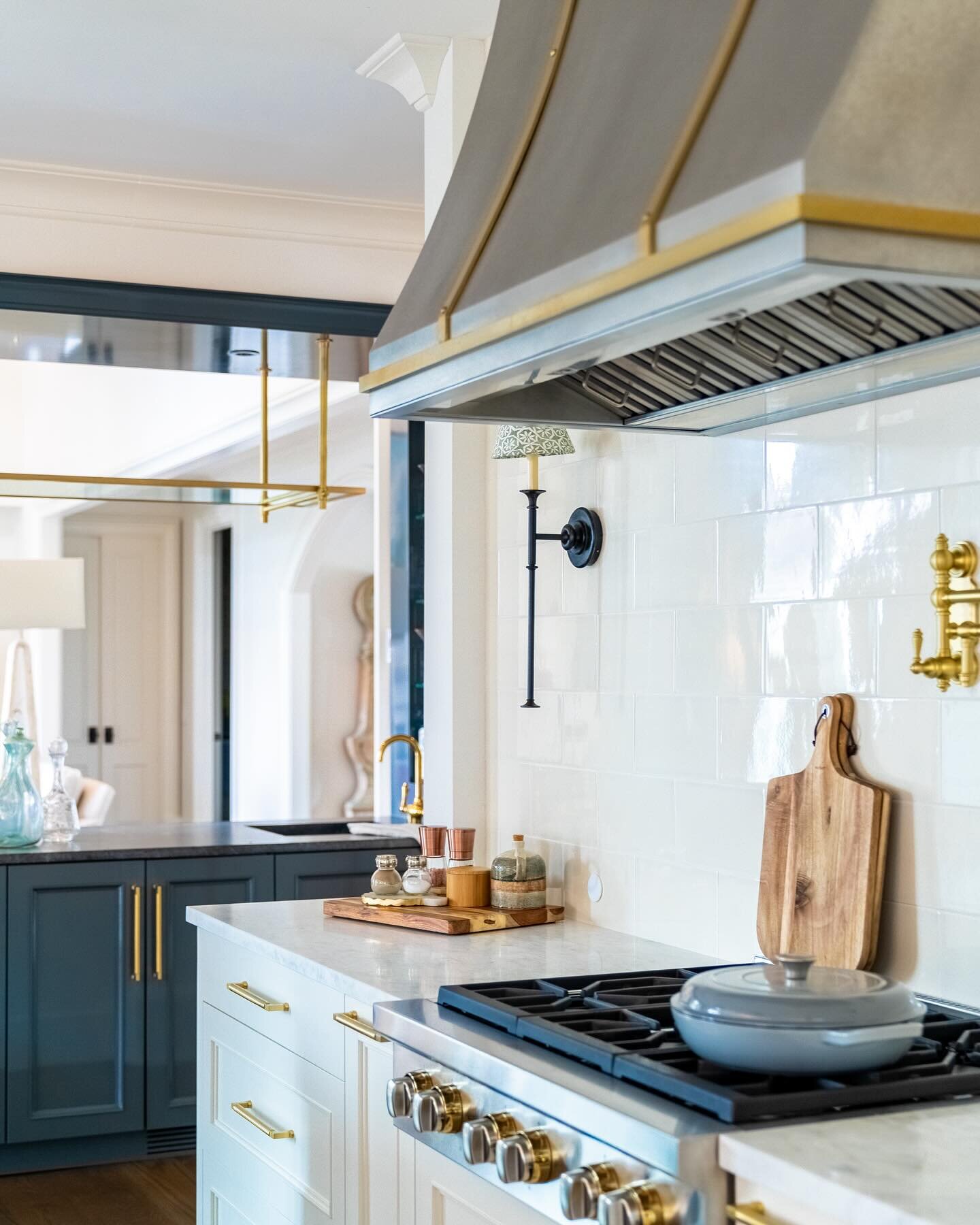 Cooking in or eating out tonight? 

@livingstonfinehomes 

#kitchen #kitchendecor #kitchendesign #atlantahomes #designinsporation
Photography: @bebs.hollman