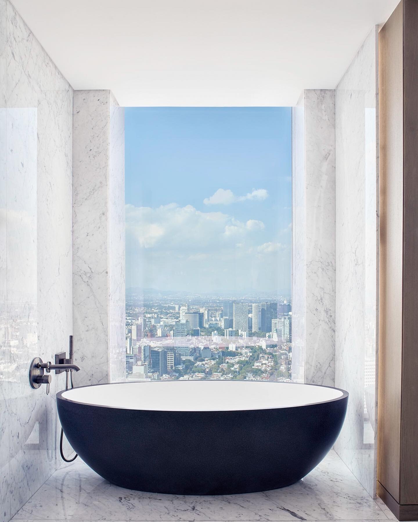 Bathtub with a view... @ritzcarltonmexicocity @ritzcarlton @marriottintl 
📸@edgardocontreras 
.
.
.
.
.
#hotelphotography #hotelphotographer #hotelsandresorts #luxuryhotel #luxurylifestyle #bathroomdesign #bathtub #interiordesign #view #skyline #mex