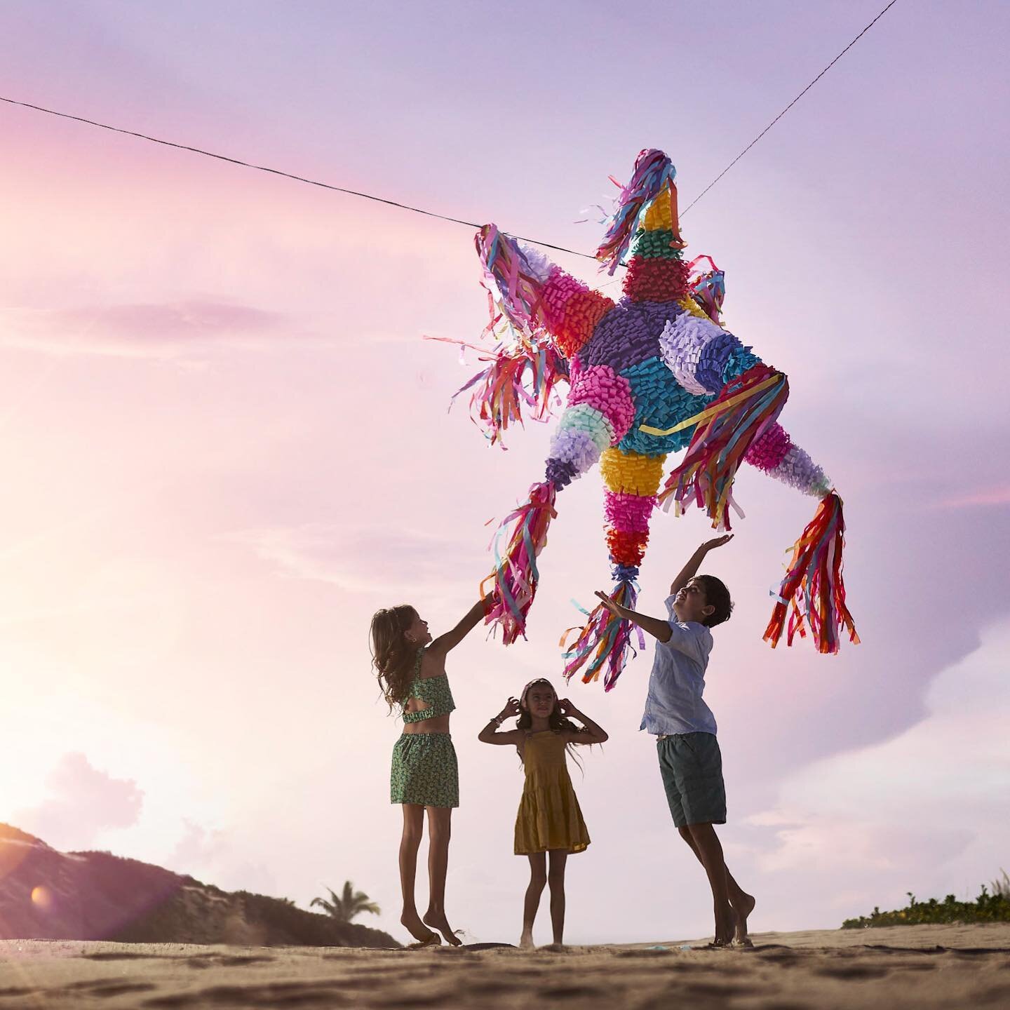 Happy holidays! Lifestyle photography for @zadunreserve @ritzcarltonreserve @marriotthotels 
.
.
.
.
.
.
#hotelphotography #hotelphotographer #hotelsandresorts #kids #children #pi&ntilde;ata #holiday #beach #loscabos #christmas #lifestylephotography 