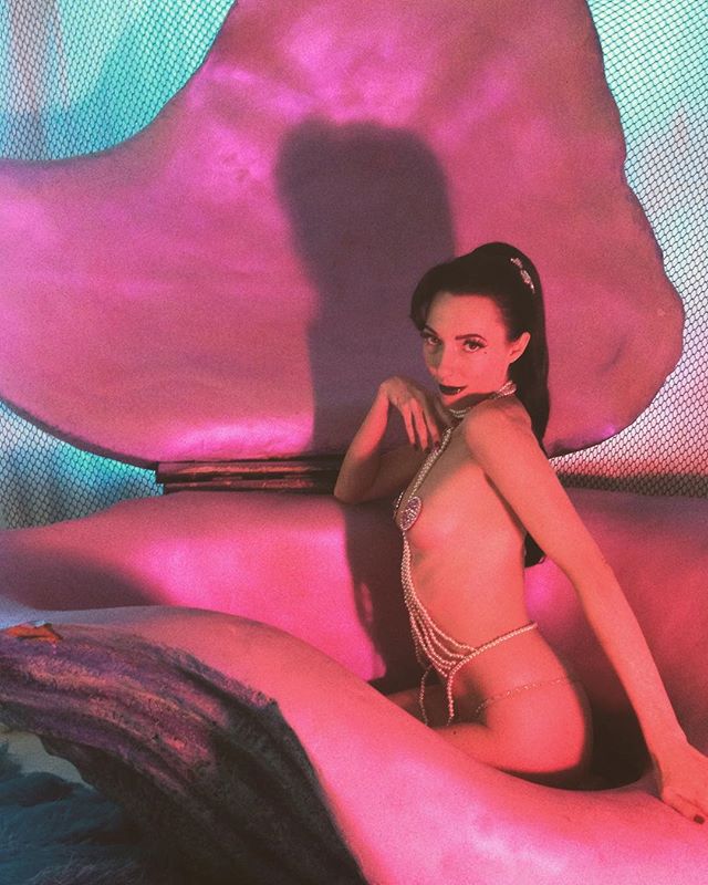 📷 by @donnyvomit (impromptu Irving Klaw style shoot in our casa)
#frankiesin #burlesque #showgirl #strangeforhire #pinup #oystergirl #clamshell #mermaid #burlylife #riotfest #hellzapoppin #neworleans