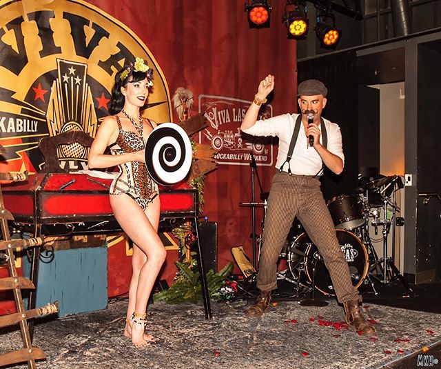 🗿🌴🐆🍹Lots of fun photos rolling in from our #tiki themed #sideshow for the @bigtoeart Book release with @wcpublishing at#vivalasvegasrockabillyweekend. Here’s a snap of our head shrinking act. 📷 by @mark.k.hollinger
#strangeforhire #donnyvomit #frankiesin