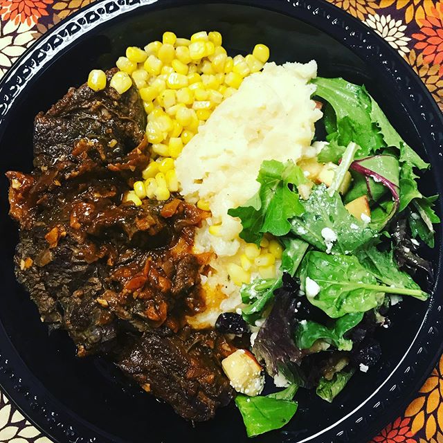 Braised beef short ribs, mashed potatoes, corn and our orchard salad! Autumn lunch goals! 🍂