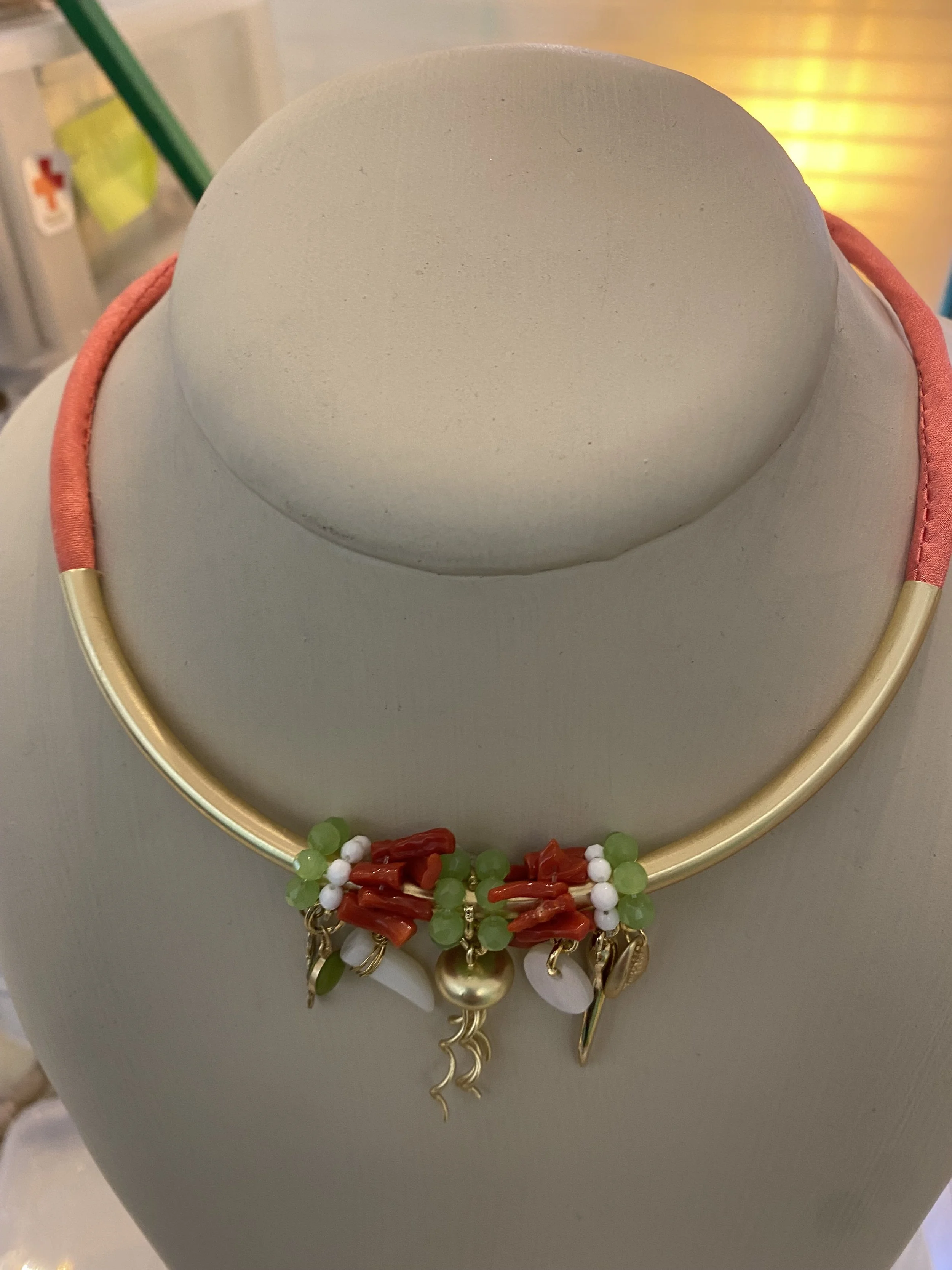 Collier Silka corail.JPG