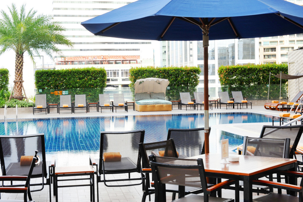 Rembrandt-Hotel-Bangkok-Pool-Bar.jpg