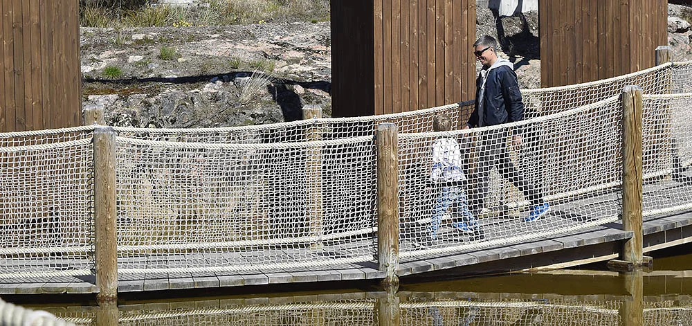 Vad jag gillar extra mycket här är att det är så himla stort! Det känns inte trångt och det finns mycket grönområden och picknickställen. Bra att tänka på är ju också att det är långa avstånd för små barn så ta med vagn eller hyr en kärra vid ingången för 40kr. Väl värt för tunga väskor, varma jackor och trötta ben. Hinner man allt på en dag då? Ja och nej. Är du här från öppning till stängning, kastar dig mellan shower och följer allt i appen så ja. Vi har aldrig sovit över och har ändå hunnit det mesta men aldrig alla shower och visningar utan har gjort ett urval. Men jag skulle nog gärna sova över någon gång för att ha två dagar där och hinna med verkligen allt som erbjuds.