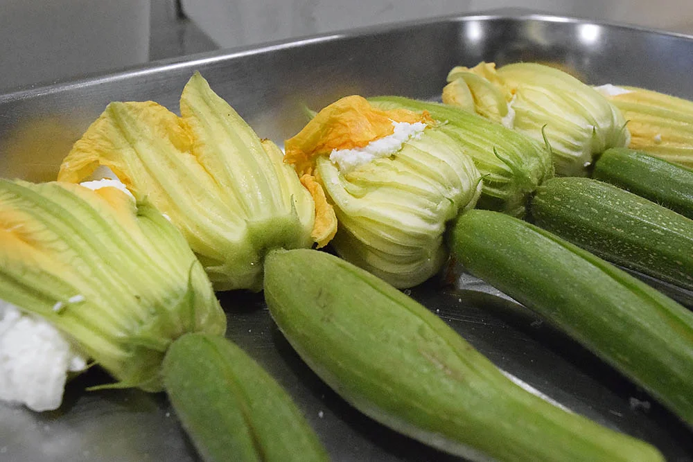 Vi fick lära oss att fylla zucchiniblommor.