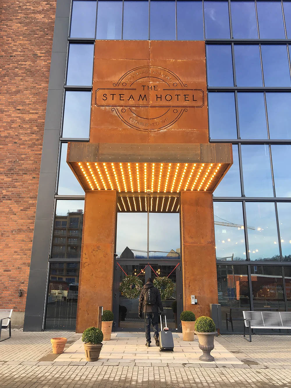 entre_steamhotel.jpg
