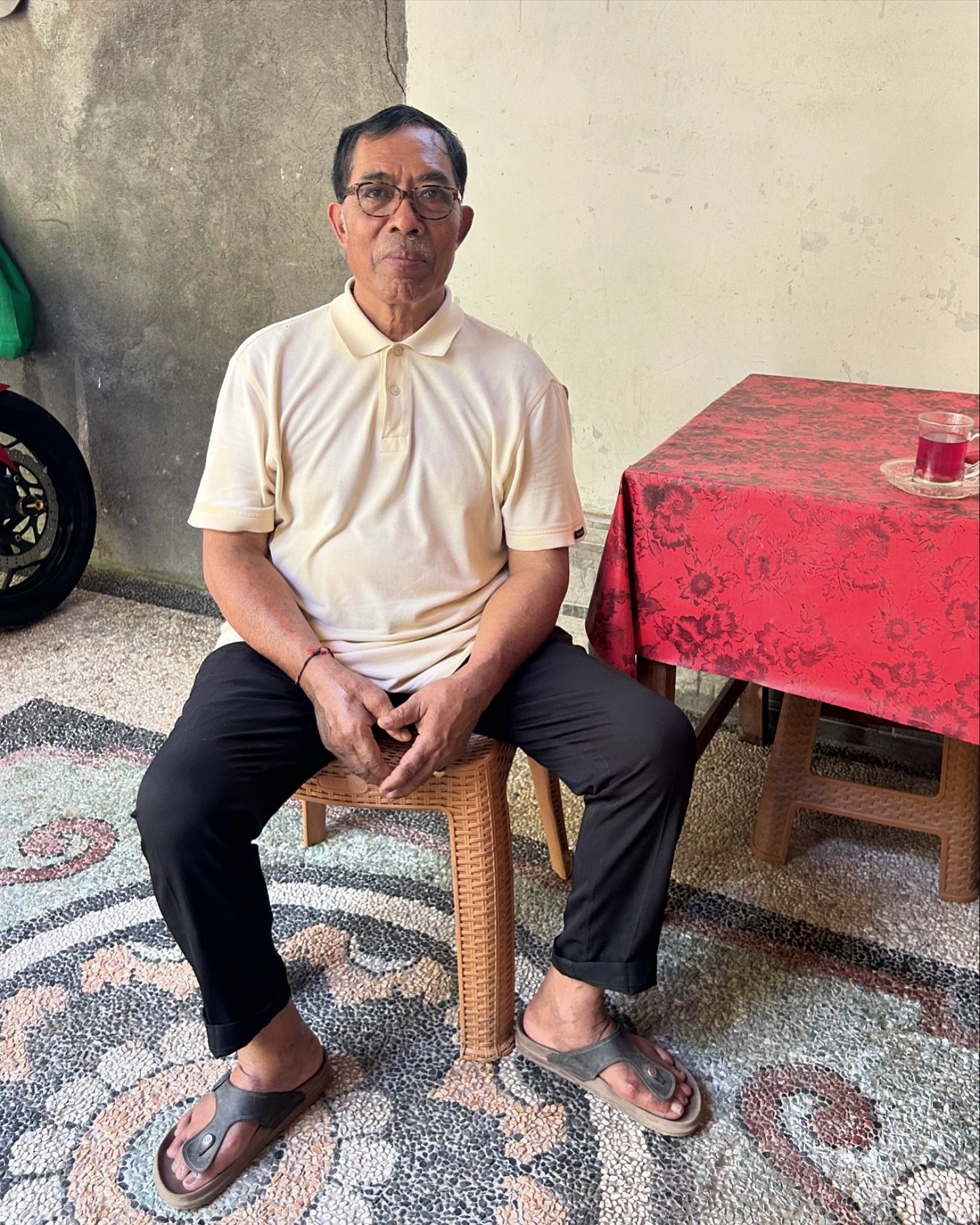 N&auml;r jag tr&auml;ffade en healer/medicinman p&aring; Bali❤️ Bild 2 f&ouml;re, bild 5 efter🌪️ Jag hittade otroliga Ketut i den s&ouml;mniga byn Candidasa p&aring; &ouml;stra Bali. Han &auml;r specialiserat p&aring; helande massage som &ouml;ppnar