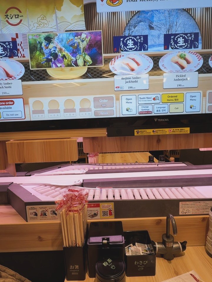 Vi landade 08 i Tokyo dvs 00 p&aring; natten svensk tid. D&aring; var det bara att h&aring;lla sig vaken till incheckningen kl 15 d&aring; jag hade lovat barnen en tupplur p&aring; max 2h😀 Vi h&auml;ngde i Ginza, &aring;t rullbandssushi, kollade in 