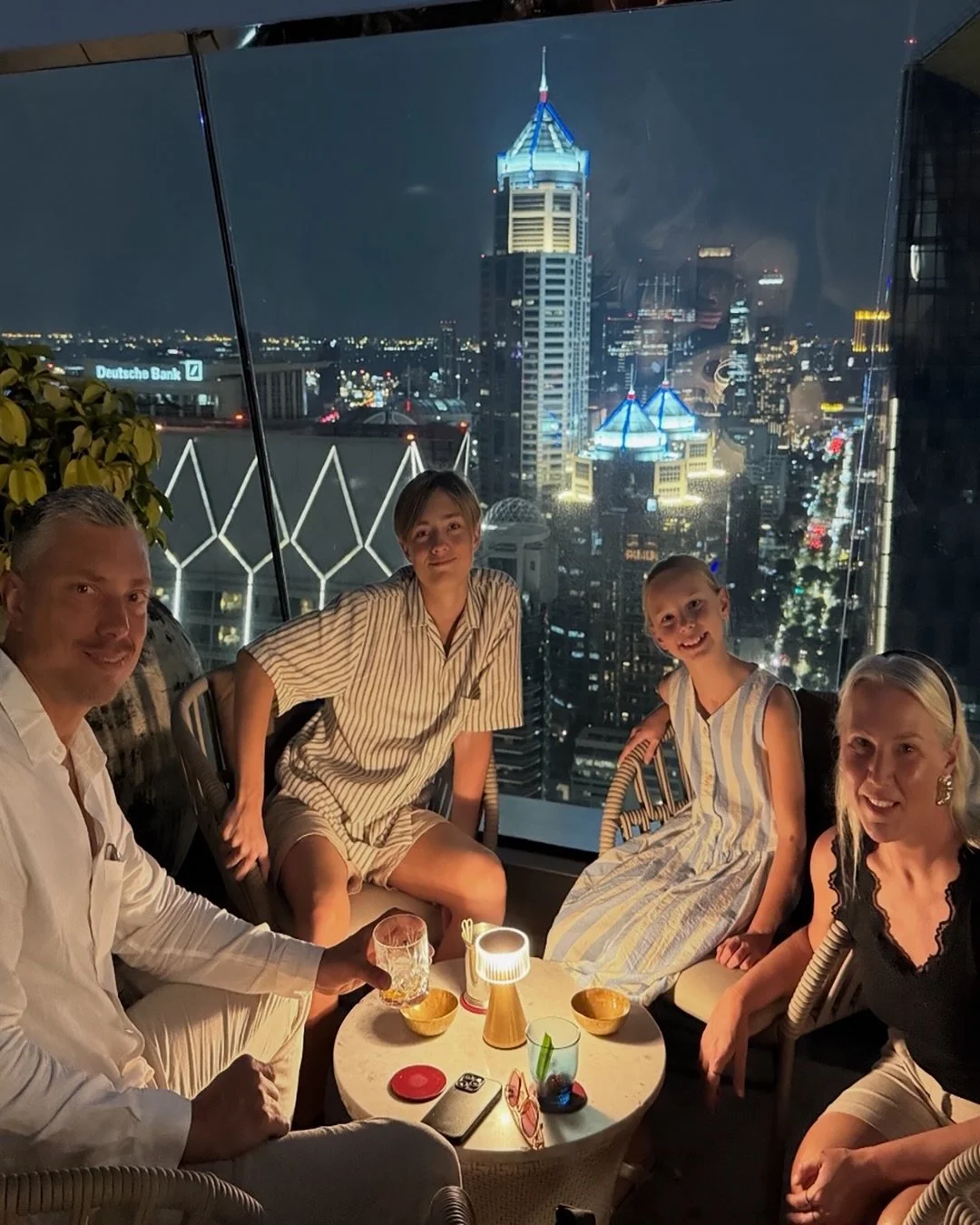 2025 vs 2017 i Thailand 😍 F&ouml;r alltid v&aring;r st&ouml;rsta passion 🇹🇭 2025 p&aring; en takbar i Bangkok o 2017 i en villa p&aring; Koh Lanta🌴
#thailand#resamedbarn#bangkok#kohlanta#resa