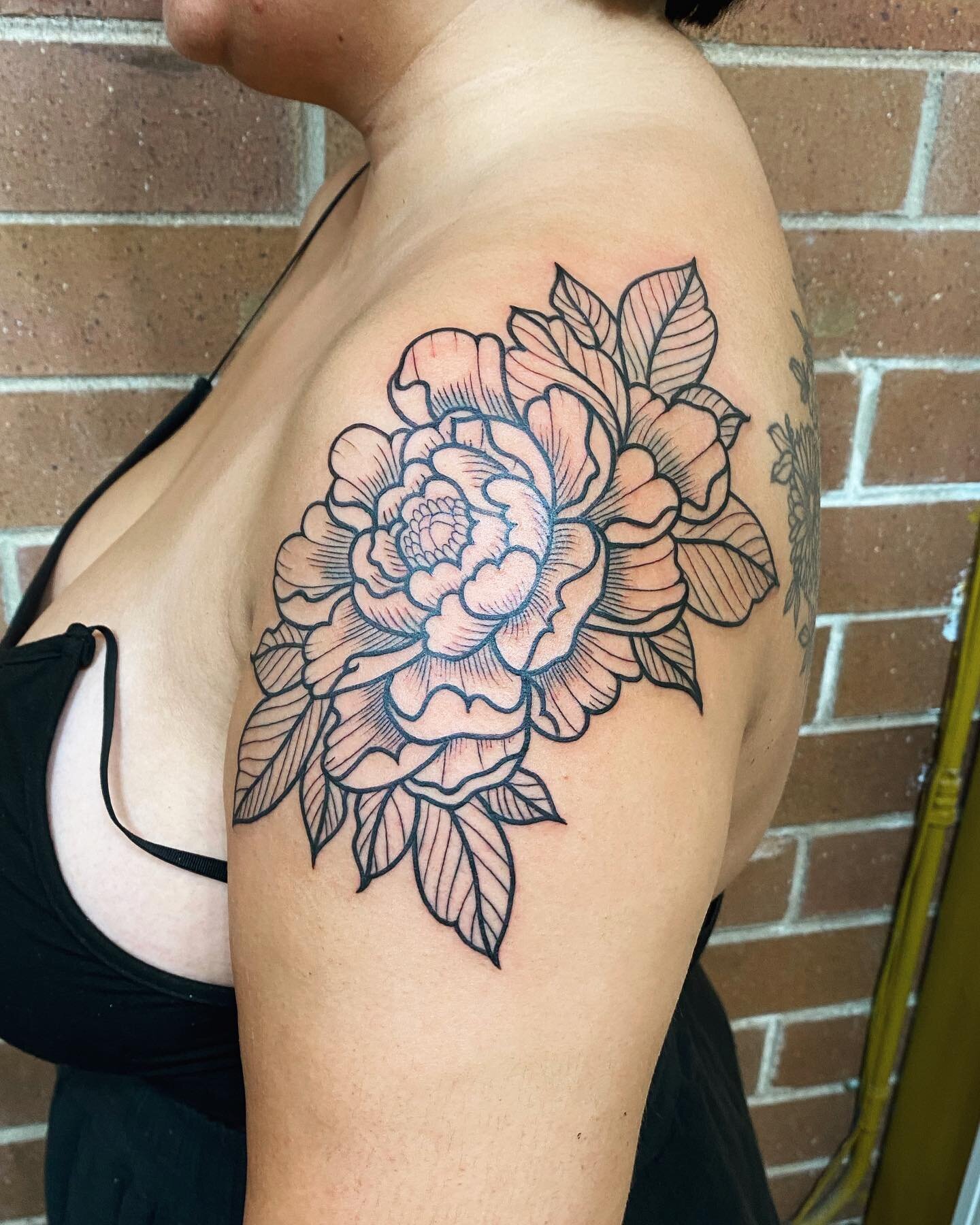 peony shoulder cap for mirachelle , thanks for coming back! 🌸 

done at @familytattoo