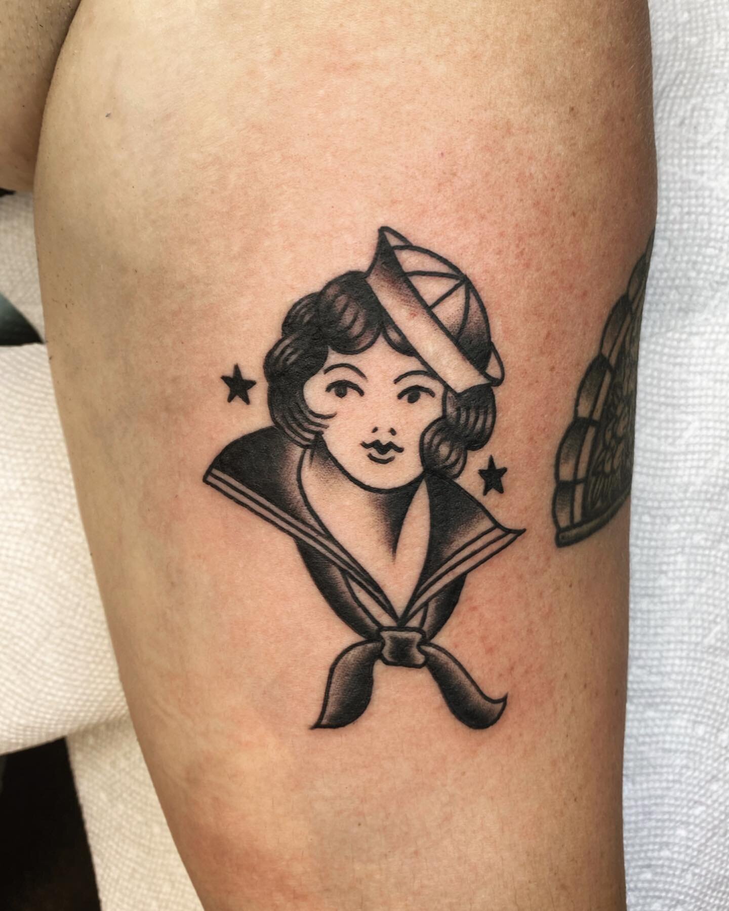traditional lady for megan, thanks for coming back!

done at @familytattoo