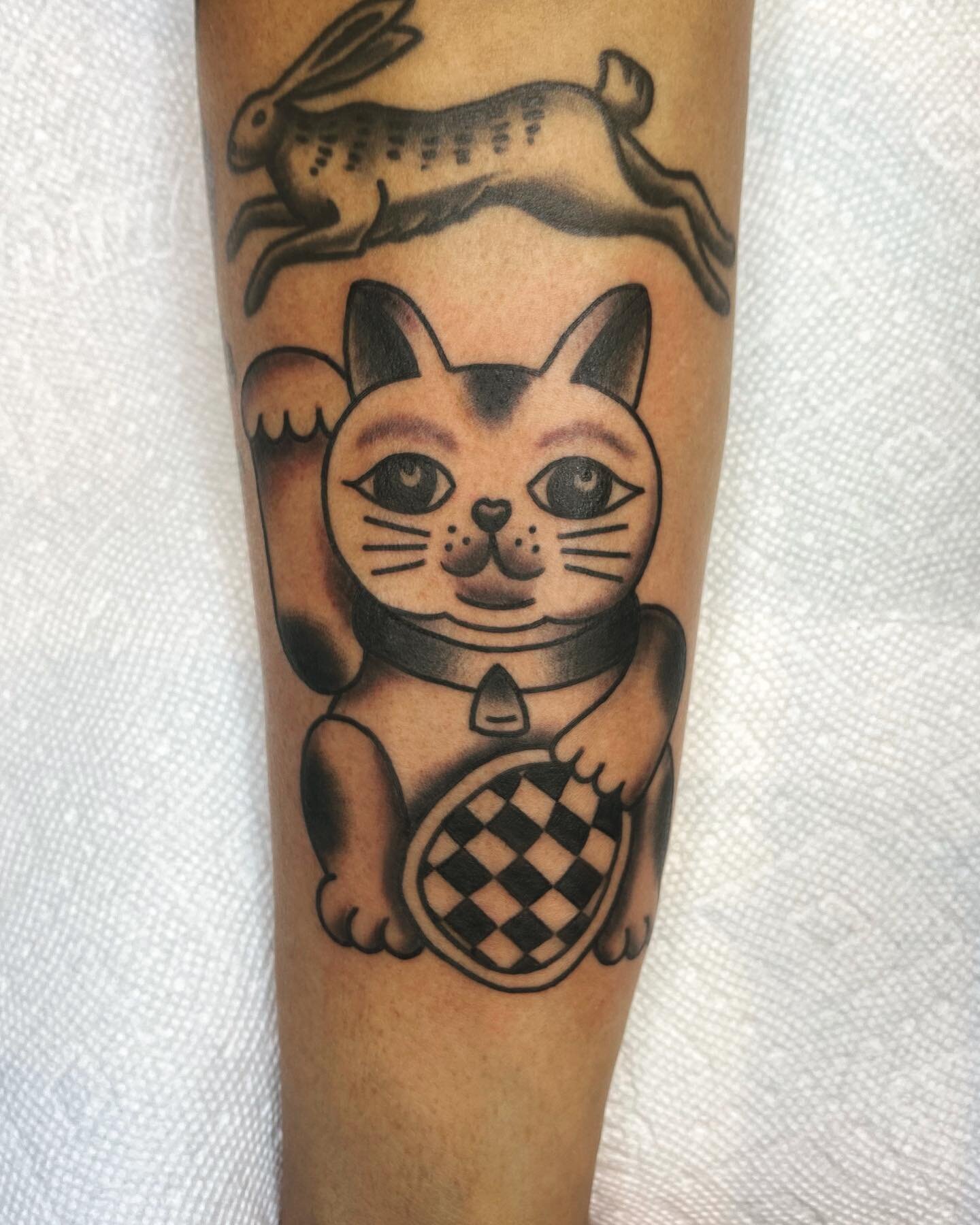 custom neko cat for jason, always good hangs! thanks for coming back (also sitting next to a healed hare)

done at @familytattoo