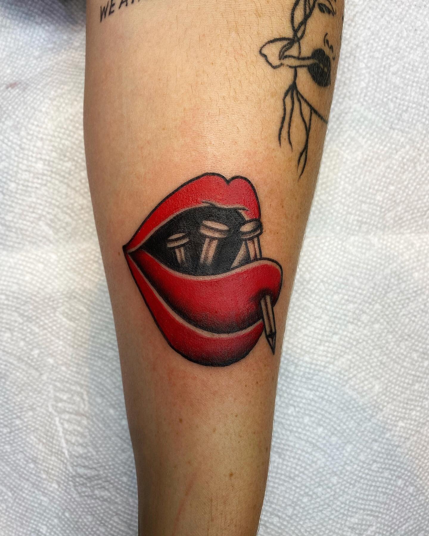 nail mouth from my flash, thanks for getting this ali!

done at @familytattoo