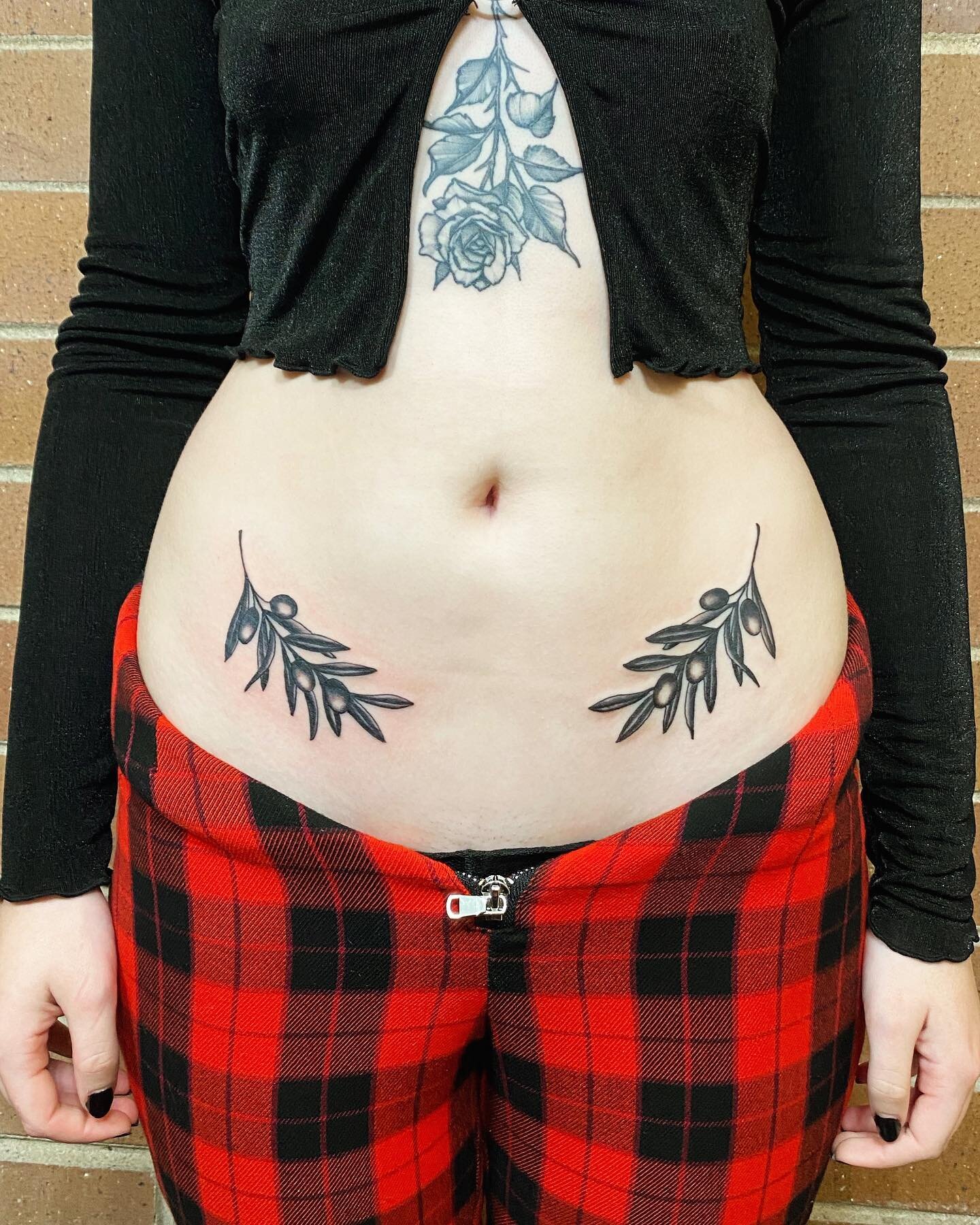 symmetrical olive branches for ava, thanks for the trust!

done at @familytattoo