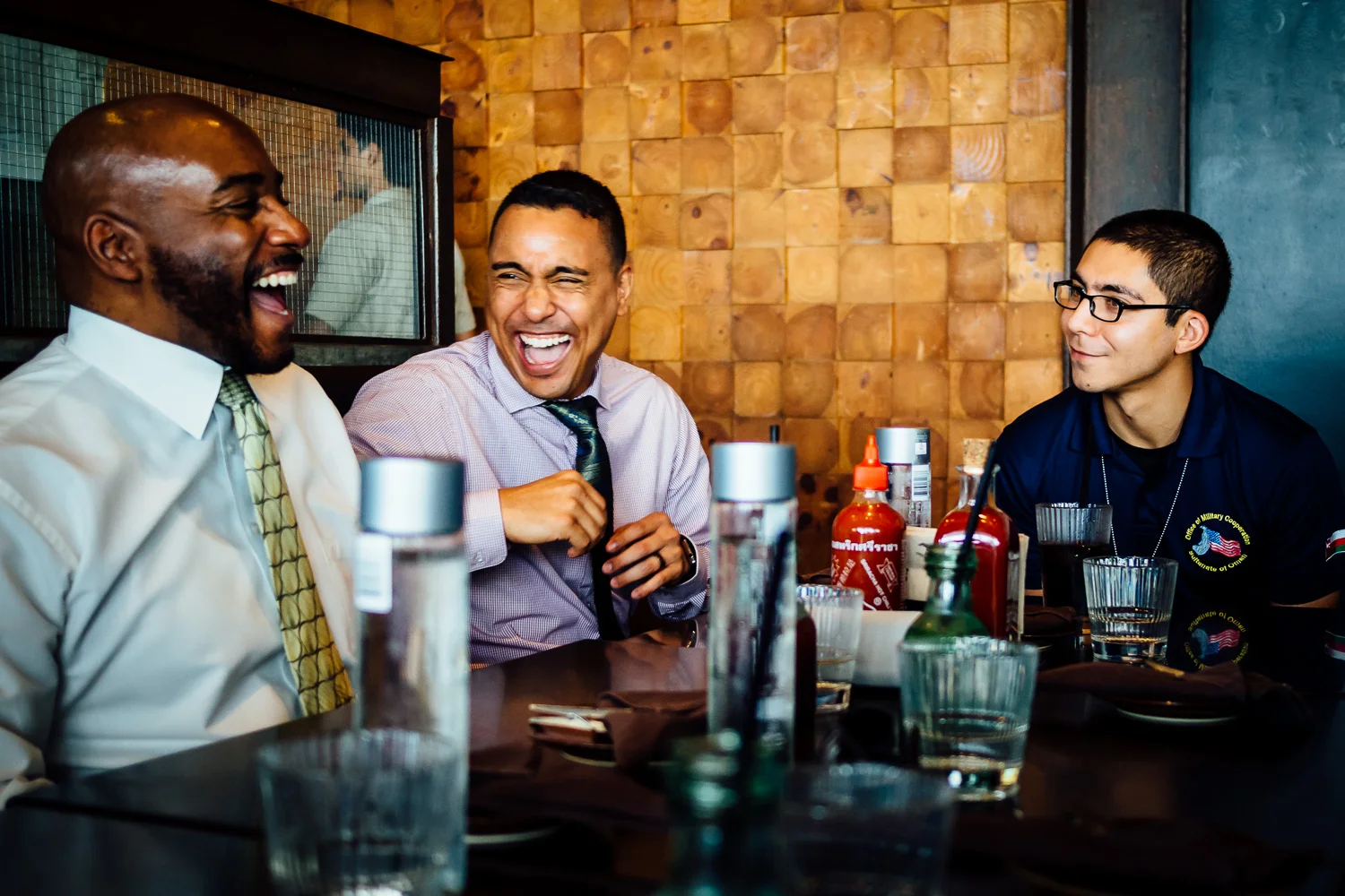 Friends-Laughing-Restaurant-Laughter-Photography-Tips-Durazo-Photography.jpg