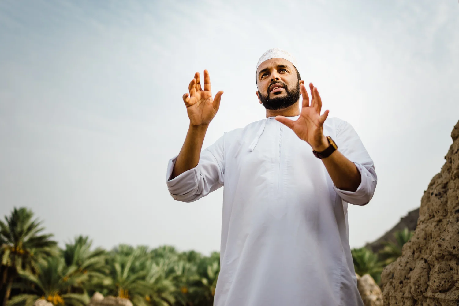 Oman-Man-Gesture-Speaking-Tradition-MiddleEast-Daniel-Durazo-Photography.jpg