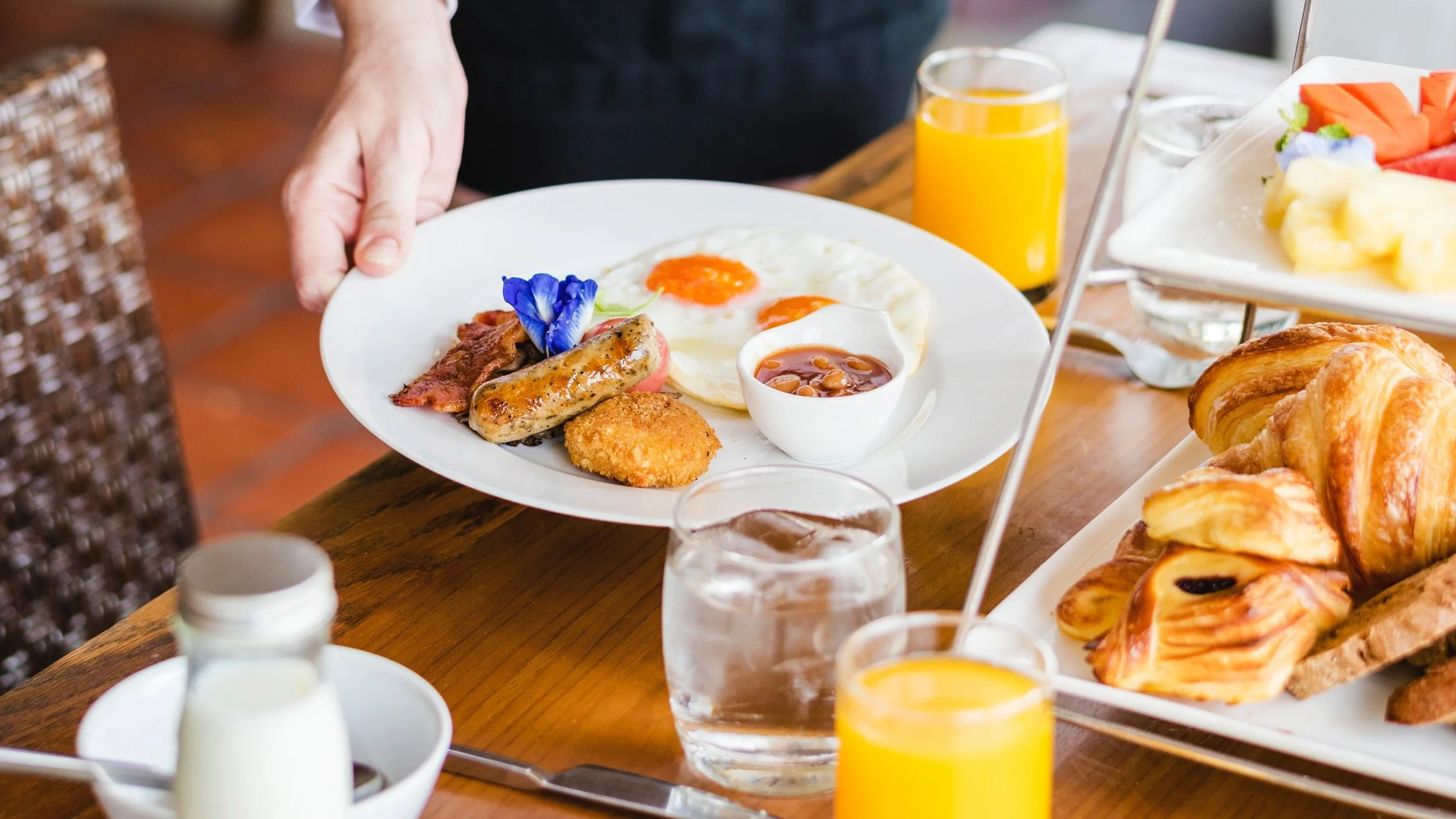 beverage-brunch-croissant-1385748.jpg