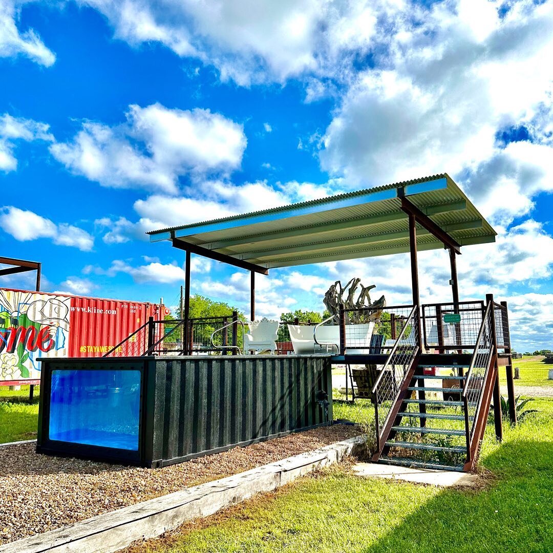 📣 New kid in town 📣 Give a big 𝑤𝑎𝑟𝑚 welcome to our COVERED pool patio, just in time for that warm Texas summer! 😎
⠀⠀⠀⠀⠀⠀⠀⠀⠀
📍FlopHouze Shipping Container Hotel | Round Top, Texas
.
.
.
.
.
.
.
.
#theflophouze #flophouze #flophouzehotel #round