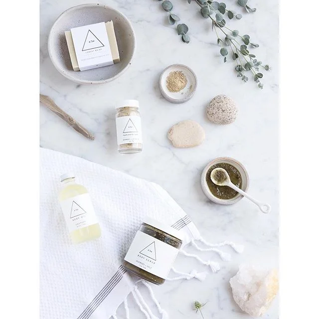 C o y u c h i + s / h e
..
Enter to win $300 to @coyuchi and a summer self-care package from s/he!
..
Head over to the link in bio where Kristina from @100_layercake shares her summer bathroom refresh complete with the most luxurious organic bath lin