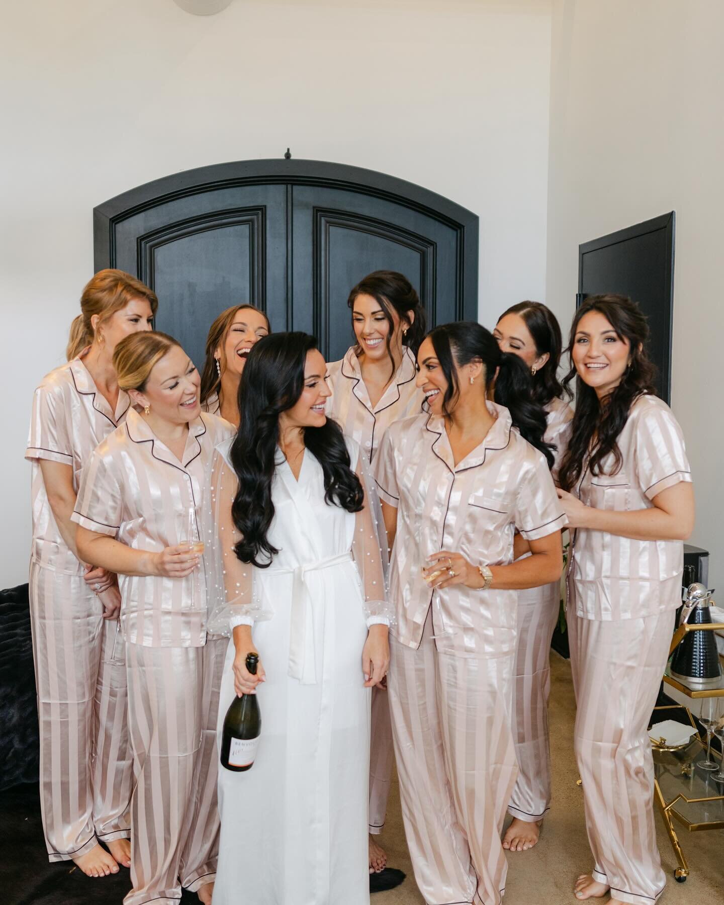 &bull; m a g n o l i a  l o u n g e &bull;

@devlambur &lsquo;s getting ready shots with her bridal party and mom were too sweet not to share&hellip;

Our Magnolia Lounge is located directly next door to The Dogwood and has everything you need to get