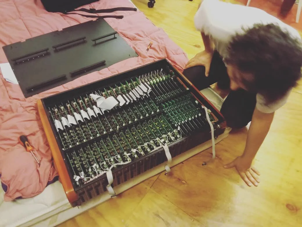 Haciendo algunas mejoras a nuestra querida Toft ATB 16.
Ahora quedamos listos para hacer tus mezclas y grabaciones.