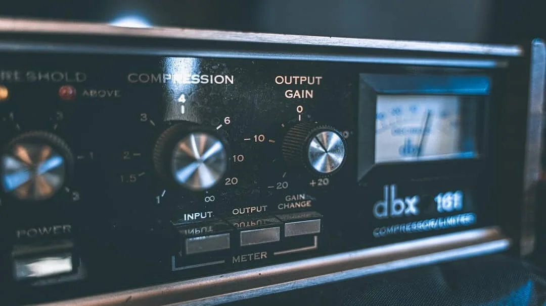 Algunos equipos con los que hicimos la grabaci&oacute;n de Satanic Waves.
Nuestro querido DBX 161 y el par de micr&oacute;fonos stereo Sontronics son imprescindibles durante nuestras sesiones.
Fotos por @rodrigocardoch