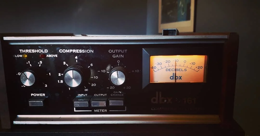 Aprovechamos estos tiempos de trabajo en solitario para avanzar en las mezclas de @camaleon_banda y aprovechando de sacarle el jugo a este compresor dbx 161.