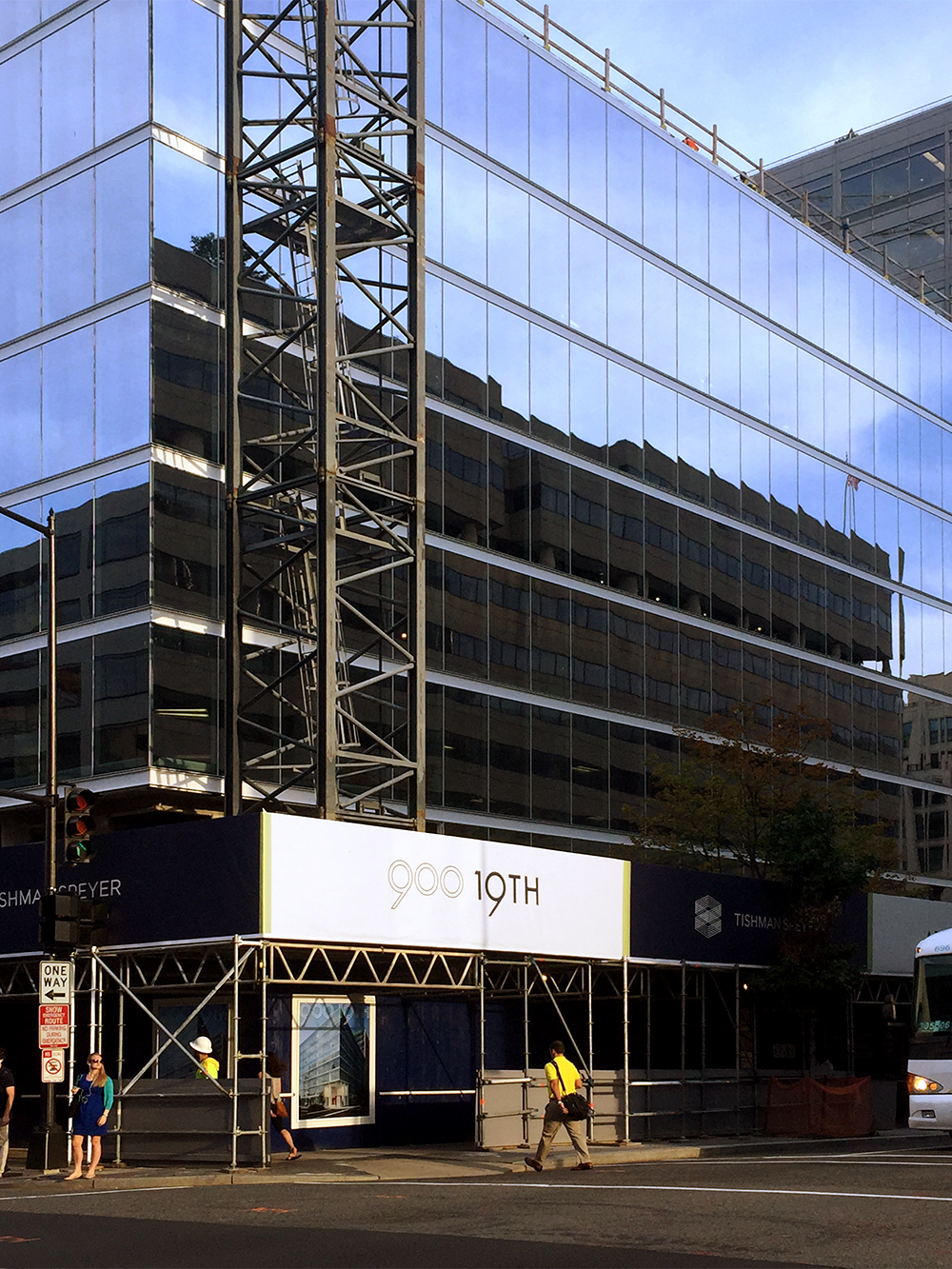 Greg Evans was the Designer for the 900 19th Street logo at MdeAS Architects. Jeff Ellerbrock was the Project Manager and Raul de Armas was the principal in charge of the project.