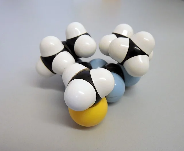 molecule-877773_640.jpg