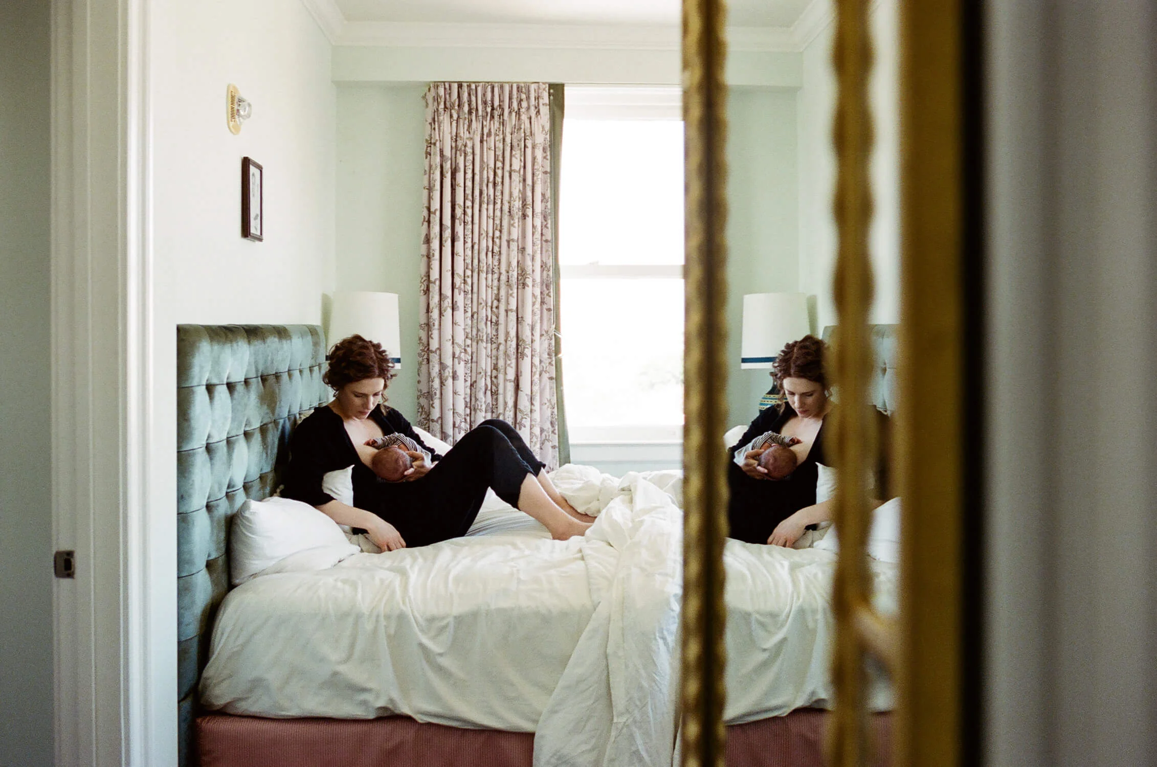Film Portrait Nursing Mother Hotel