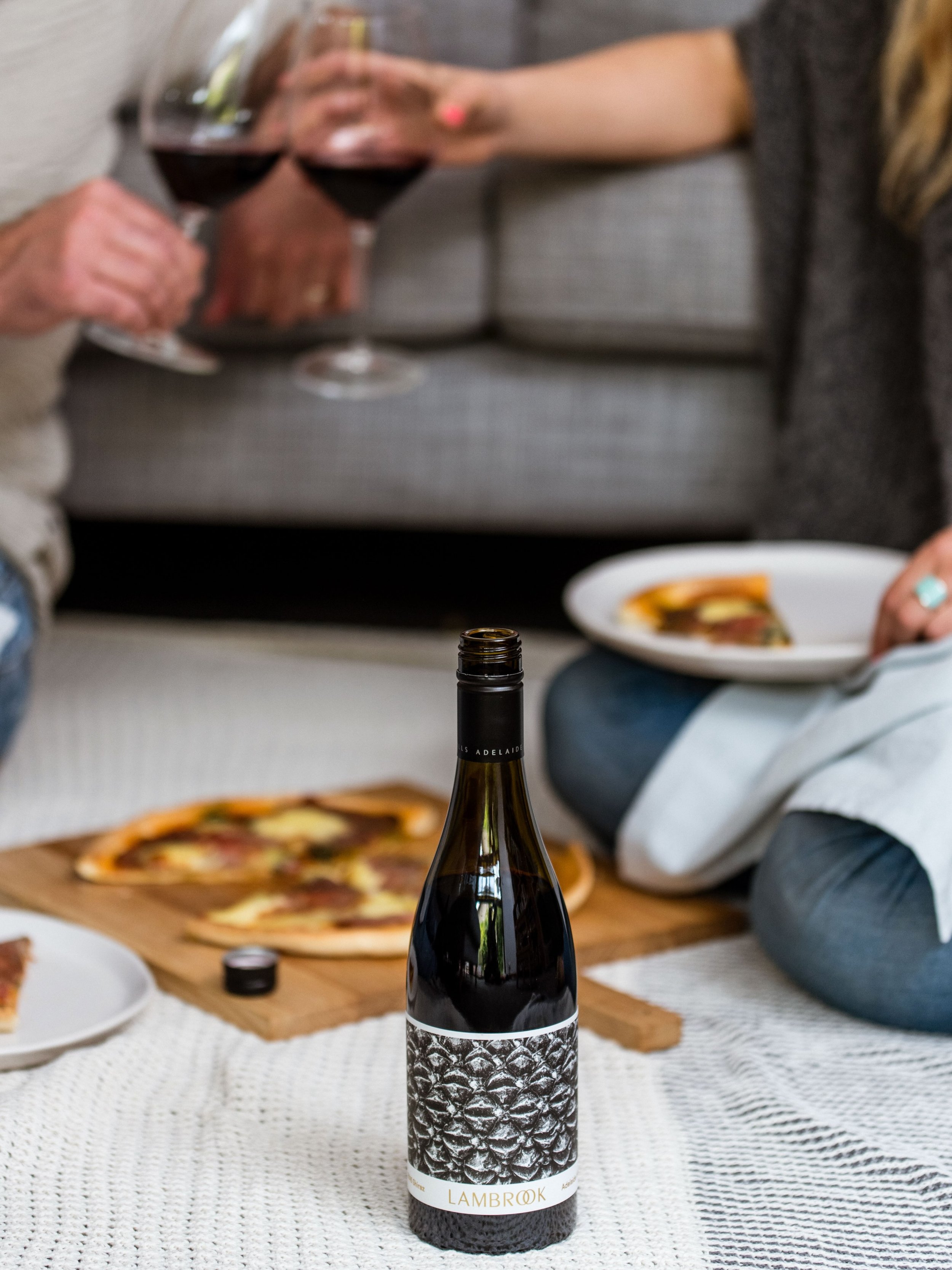 Friday night vibes!
Starting the weekend right 🍕🍷