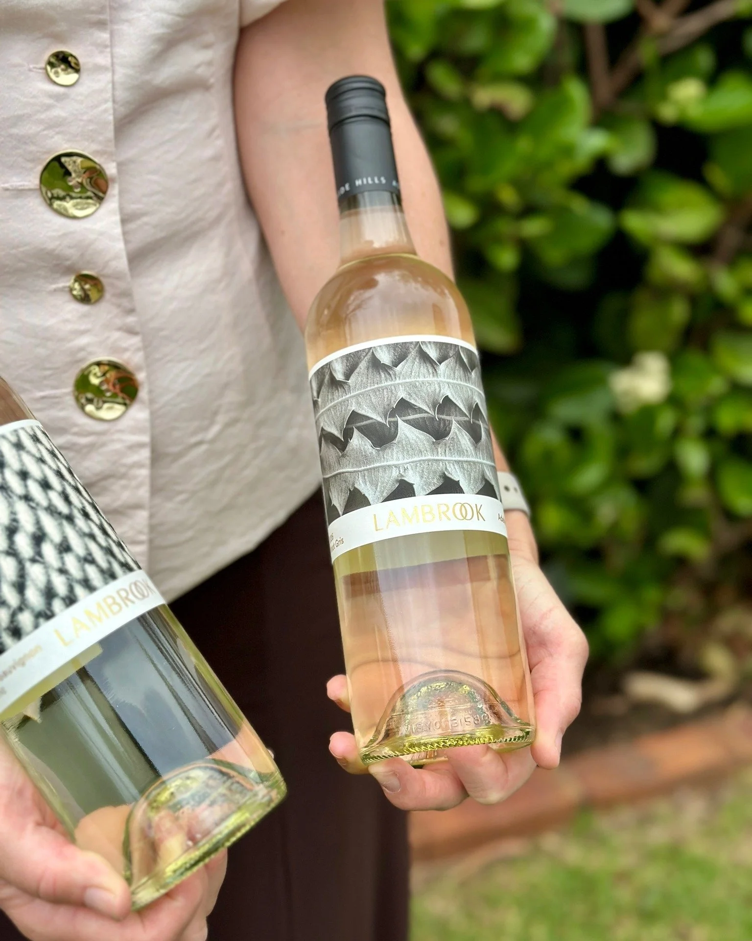 If you love a picnic, we've got you covered! It's the time of year to grab your friends, a blanket and your favourite bites... And add a bottle of something crisp and delicious, to soak in a sunny afternoon on the lawn. ☀

#picnicseason #crispwhites 