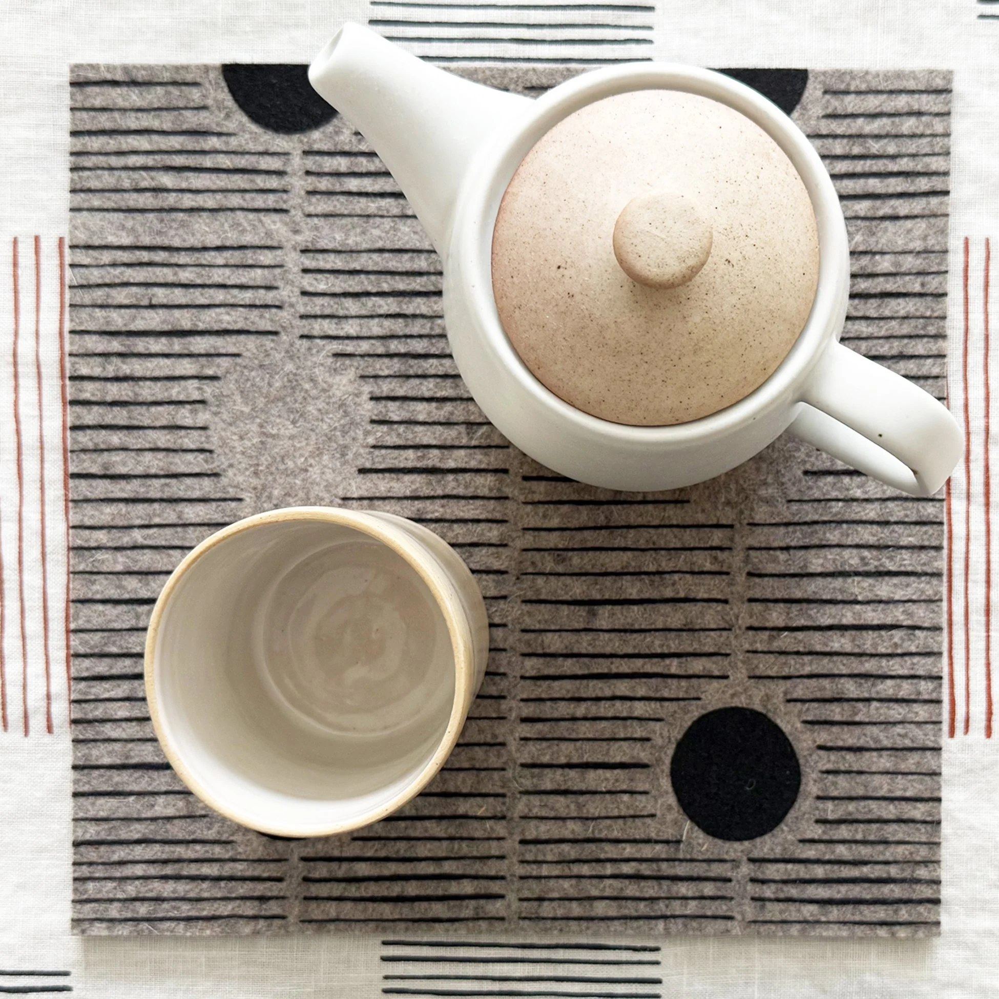 Trivet/Charcoal Peeka Print on Grey