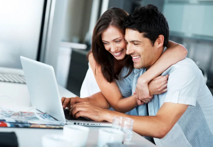 121549897Couple-on-laptop.jpg
