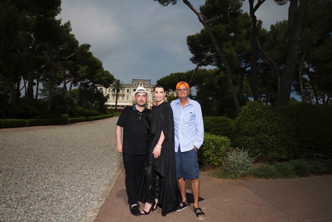 During a photo shoot at the Hotel du Cap Eden Roc in Cap d’Antibes, 360bespoke founder Jeremy Murphy poses with Julianna Margulies and Patrick Demarchelier.
