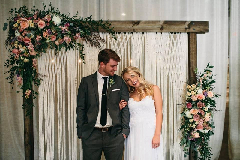 Macrame ceremony backdrop via Etsy shop TheHousePheonix .