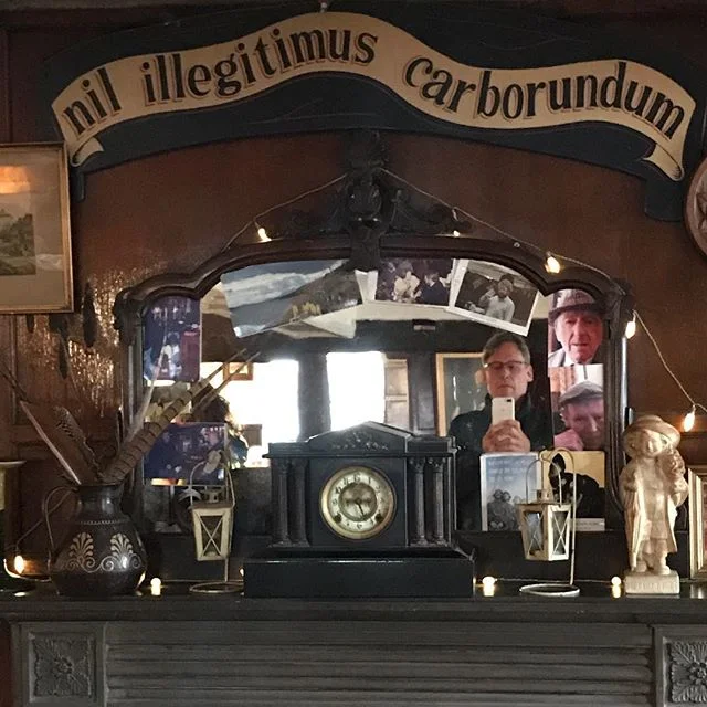 600 y.o. wisdom in The Blue Boar. (Trans. “Don’t let the bastards grind you down”