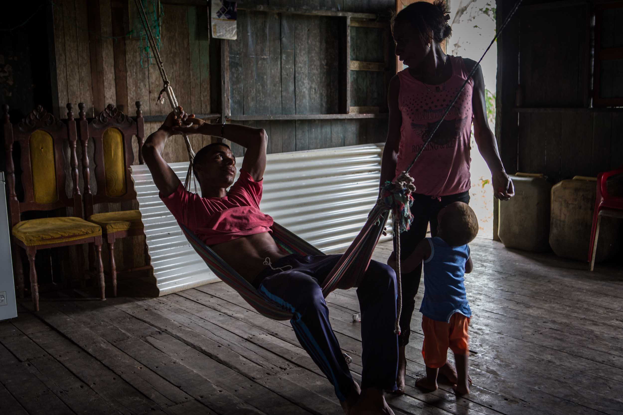  Nano ,31, with his wife and youngest son. „I am not proud of cultivating coca. But here in the region we don’t have any other opportunity. I do it so I can provide for my three children. If the government would offer us real alternatives, of course 