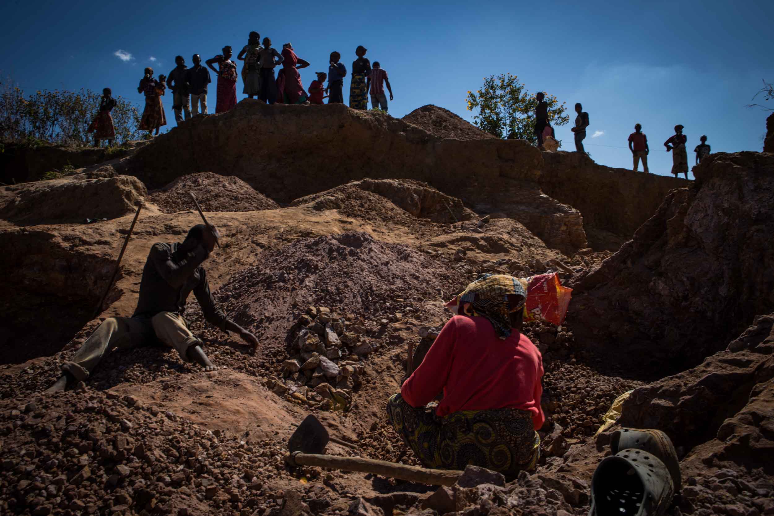  Diggers are working on the road between Lubumbashi and Kipushi. They are breaking stones, which they sell for construction. Sometimes they find a cobalt vein 