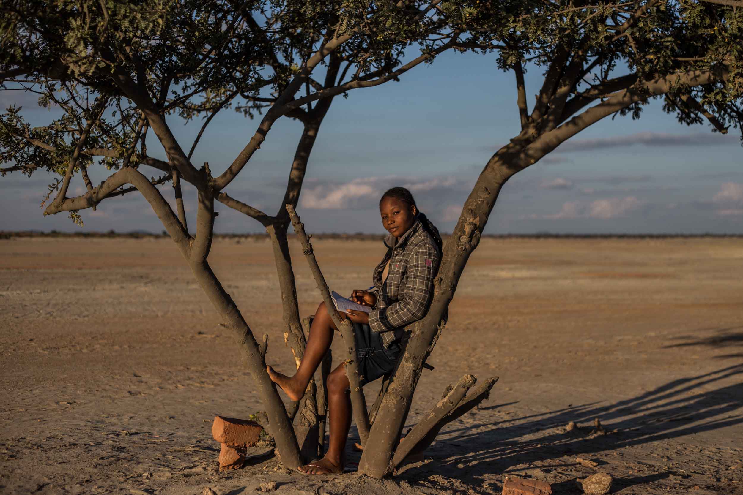  Benitha, 16, comes to study in the toxic desert of Kipushi. “It’s a quiet place and it helps me to concentrate”, she explains. 