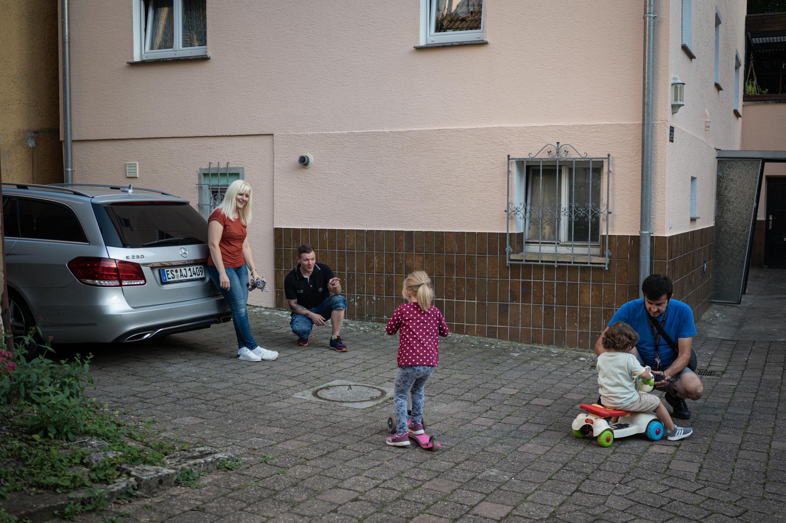  Aleksandar Djordjevic, 38, second from left, and his wife, Jasmina, playing with their daughter and a friend in Plochingen, near Stuttgart. 