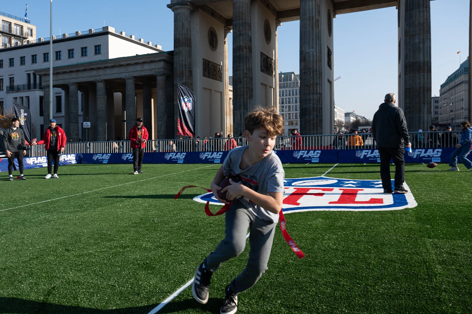 2025711_Mucha_NFL_Brandenburg_gate-50.jpg