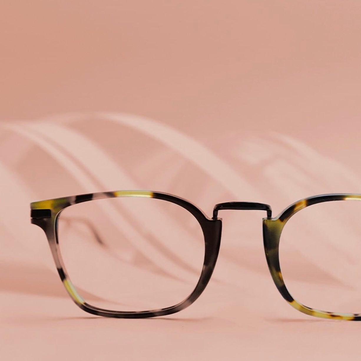 sneak peak of a new brand that landed this week 👀 Any guesses what brand these gorgeous modern classic frames are from?! 
Check out our stories for more details and a few famous faces wearing this new in brand 🙌🏻
